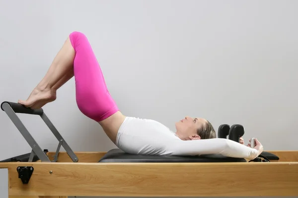 Pilates reformátor žena gym fitness učitel nohy — Stock fotografie