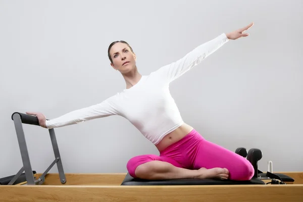 Pilates reformatorn kvinna gym fitness lärare ben — Stockfoto
