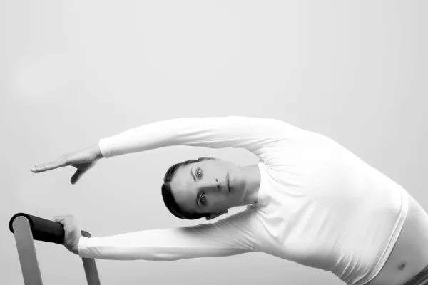 Preto e branco pilates mulher esporte fitness retrato — Fotografia de Stock