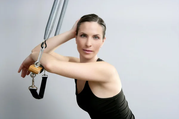 Cadillac trapézio pilates mulher retrato fitness esporte — Fotografia de Stock