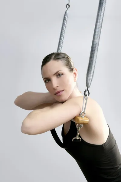 Cadillac trapézio pilates mulher retrato fitness esporte — Fotografia de Stock