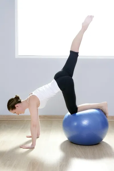 Pilates kadını kararlılığı top spor fitness yoga — Stok fotoğraf