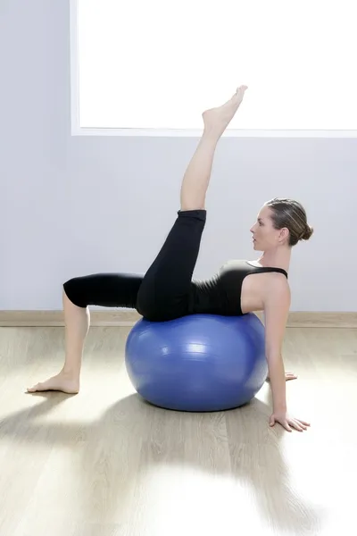 Pilates femme stabilité balle gymnase fitness yoga — Photo