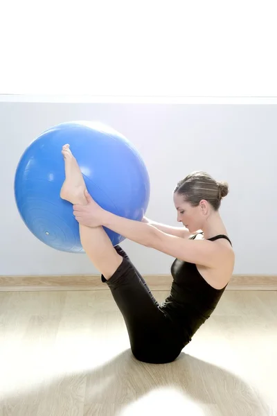 Pilates kadını kararlılığı top spor fitness yoga — Stok fotoğraf