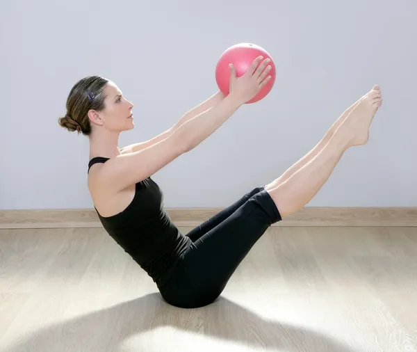 Pilates mulher estabilidade bola ginásio aptidão ioga — Fotografia de Stock