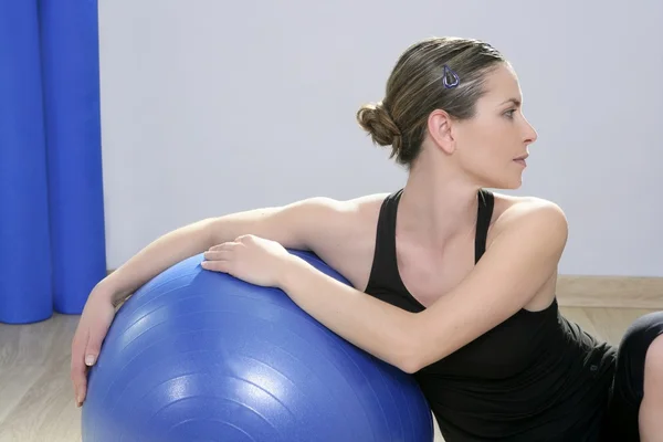 Aerobics fitness kvinnan koppla av pilates stabilitet blå bal — Stockfoto