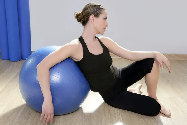 Aeróbicos fitness mujer relajarse pilates estabilidad azul bal —  Fotos de Stock