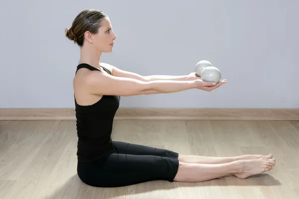 Pilates Tönning ball kvinna yoga aerobics sport gym — Stockfoto