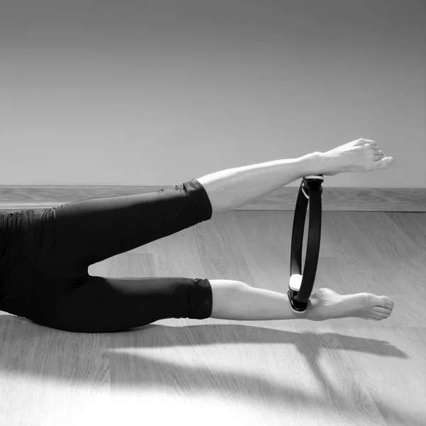 Magia pilates anello donna aerobica sport palestra — Foto Stock
