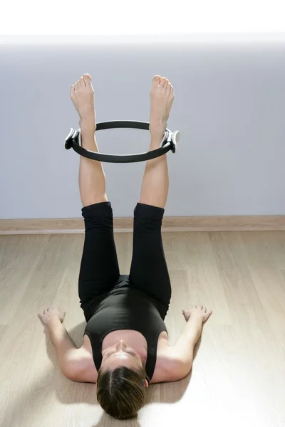 Pilates yüzük kadın aerobik spor salonu magic — Stok fotoğraf