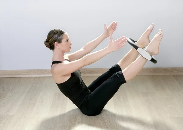 Pilates yüzük kadın aerobik spor salonu magic — Stok fotoğraf