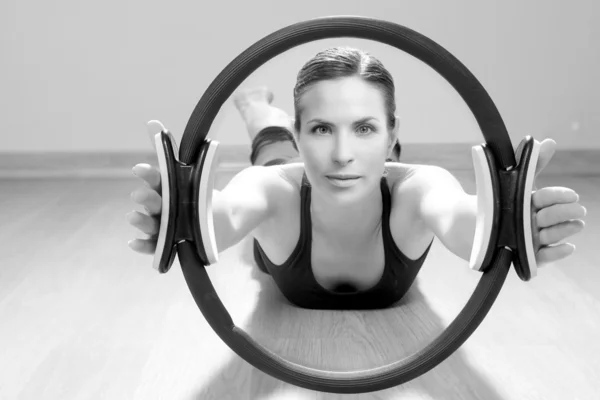 Pilates mágicos anel mulher aeróbica esporte ginásio — Fotografia de Stock