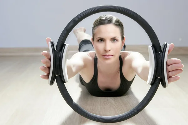 Pilates mágicos anel mulher aeróbica esporte ginásio — Fotografia de Stock