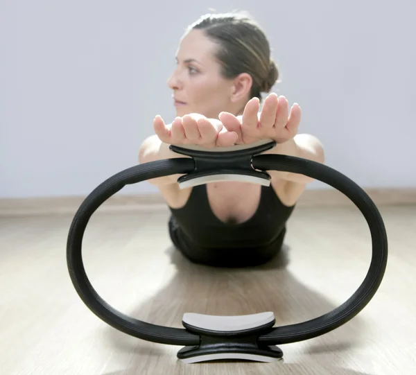 Magic pilates ring vrouw aerobics sport gym — Stockfoto