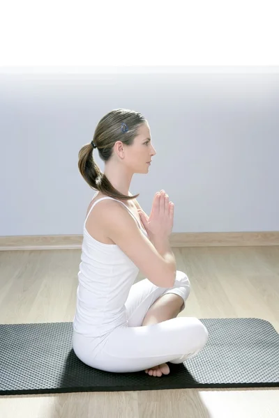 Yoga-Frau Fitness-Mädchen in weißer Meditation im Fitnessstudio — Stockfoto