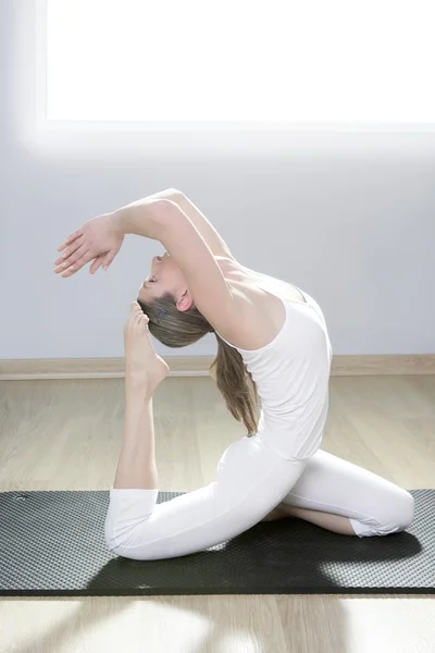 Mujer Yoga chica fitness en meditación blanca en el gimnasio — Foto de Stock