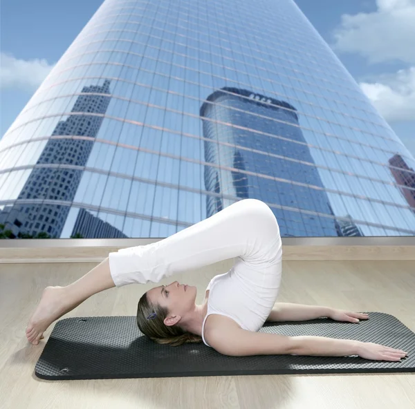 Alfombra negra yoga mujer ventana vista ciudad edificios urbanos —  Fotos de Stock