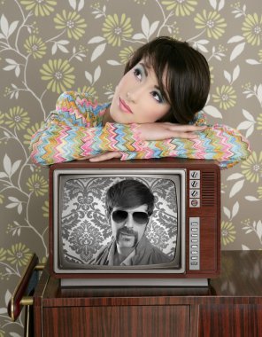 Retro kadına aşık tv nerd kahraman
