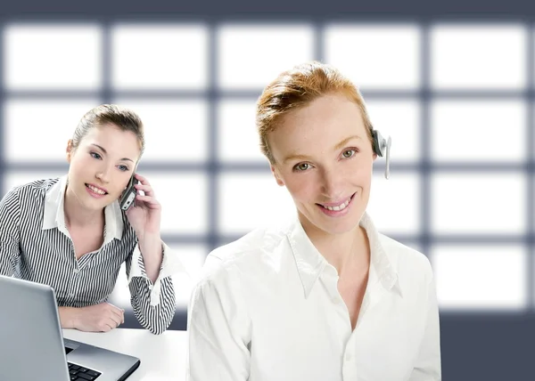 Красивые операторы женщины улыбаются и говорят по телефону — стоковое фото