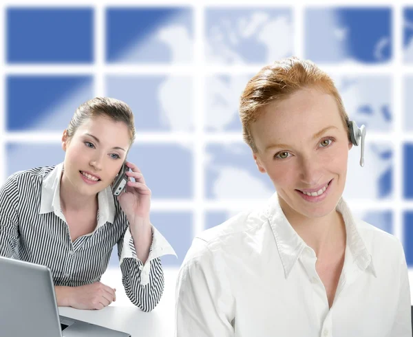 Mulheres operador bonita sorrindo e falando telefone — Fotografia de Stock