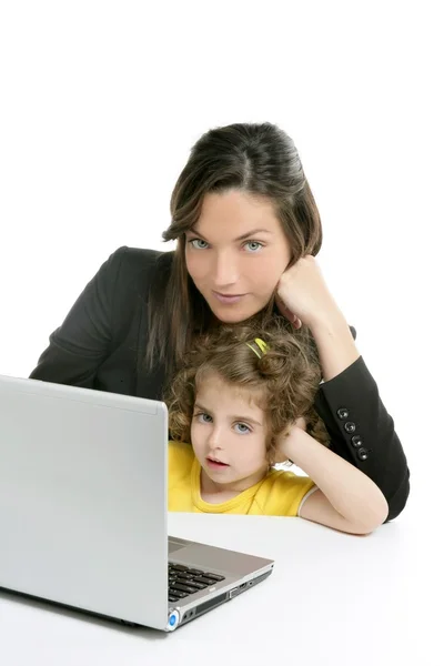 漂亮的妈妈和女儿的膝上型计算机 — 图库照片