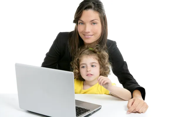 Красива мати і дочка ноутбук комп'ютер — стокове фото