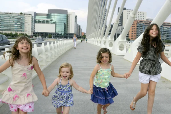 Группа из четырех маленьких девочек гуляет по городу — стоковое фото