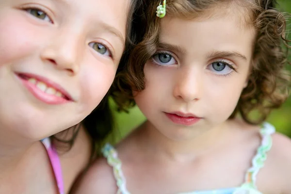2 つの小さな女の子の姉妹のクローズ アップの肖像画 — ストック写真