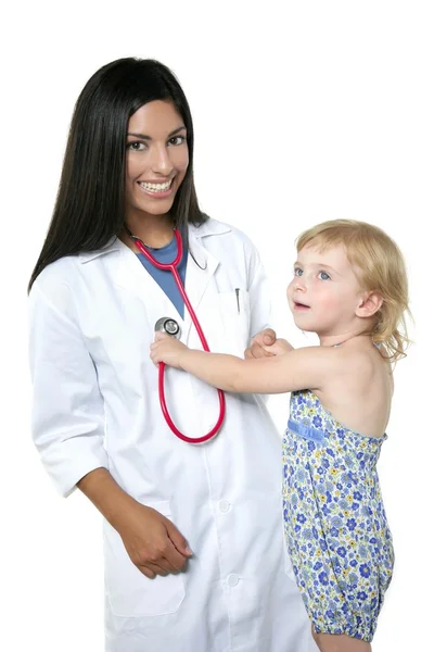 Brunett pediatric doctor med blond liten flicka — Stockfoto