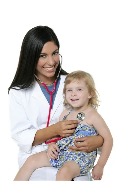 Brunette pediatrische arts met blond meisje — Stockfoto