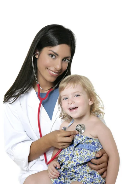 Médico pediátrico morena con niña rubia —  Fotos de Stock