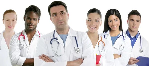 Doktorlar ekibi grubu içinde bir satır beyaz arka plan — Stok fotoğraf