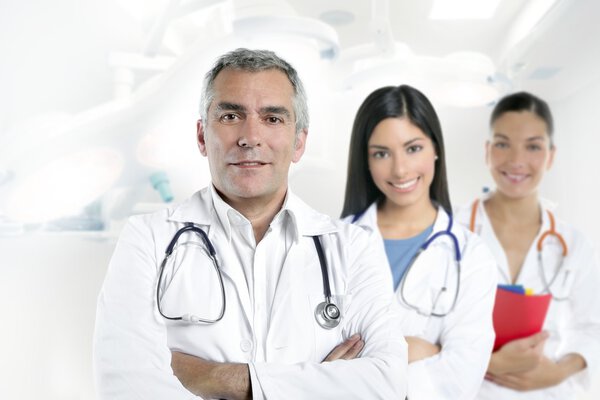 Doctor senior gris pelo dos enfermeras hospital — Foto de Stock