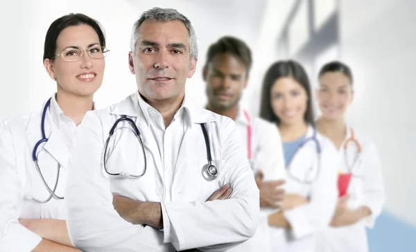 Expertis läkare multiracial sjuksköterska team rad — Stockfoto