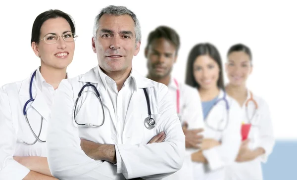 Expertis läkare multiracial sjuksköterska team rad — Stockfoto