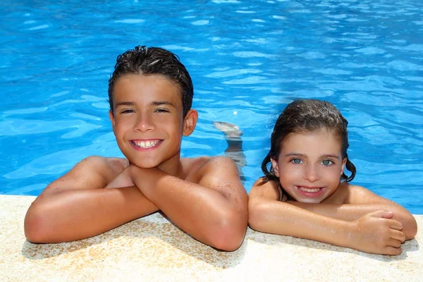 Teen boy and little girl summer vacation in blue pool — Stock Photo, Image