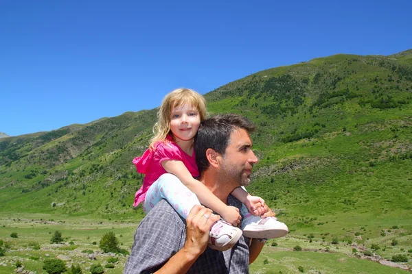 Explorador montaña niña y padre — Foto de Stock