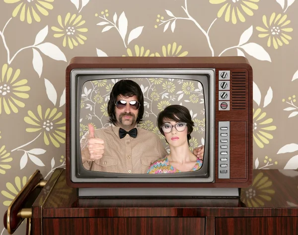 Trä gamla tv nörd fåniga par retro man kvinna — Stockfoto