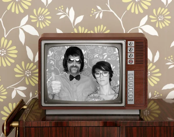 Ξύλο ηλικιωμένη γυναίκα ρετρό άνθρωπος ανόητη ζευγάρι nerd τηλεόραση — Φωτογραφία Αρχείου