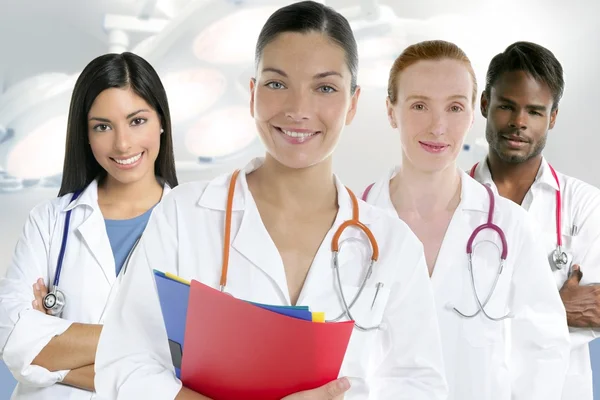 Gruppo di team di medici in fila sfondo bianco Immagine Stock