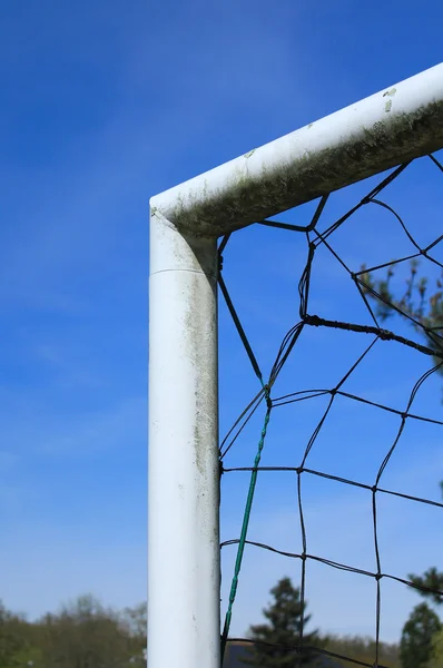 Smutsiga fotboll inlägg — Stockfoto