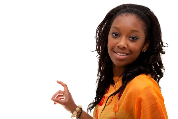 Młody african american kobieta uśmiechając się — Zdjęcie stockowe