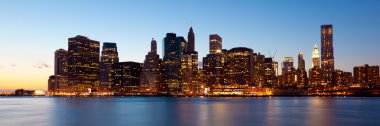 New york - gece manhattan siluetinin panoramik manzaralı