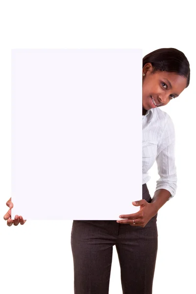 Jeune femme afro-américaine tenant une publicité — Photo