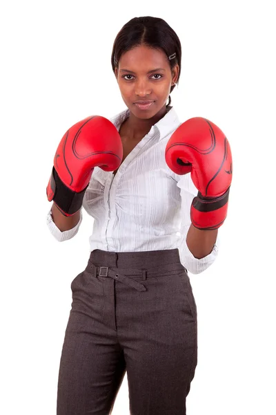 Joven mujer negra usando guantes de boxeo —  Fotos de Stock