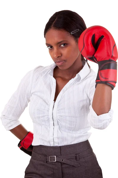 Ung svart kvinna som bär boxningshandskar — 图库照片