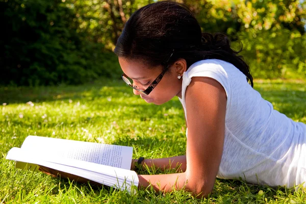 Joven estudiante leyendo libros en el parque escolar — Foto de Stock