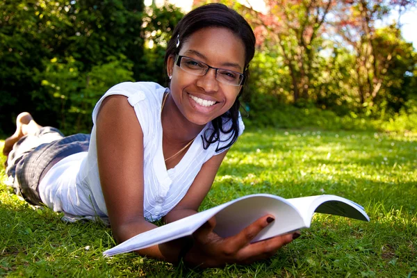Mladý student čtení knih na školní park — Stock fotografie