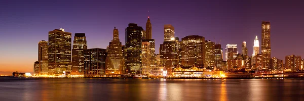 New york - panoramisch uitzicht op de skyline van manhattan per nacht — Stockfoto