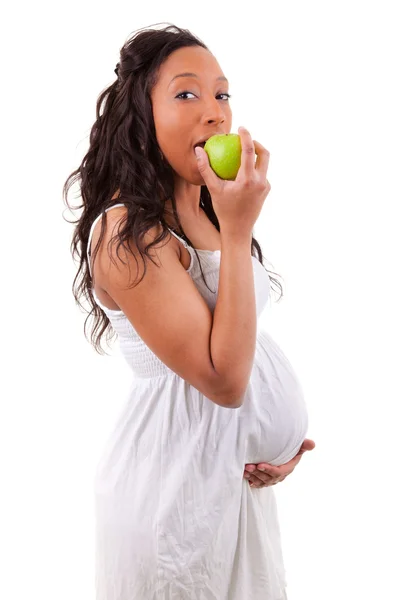 Mulher americana africana grávida comendo uma maçã — Fotografia de Stock